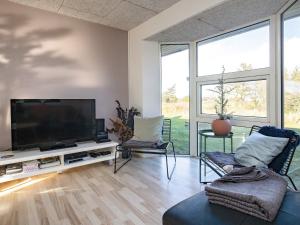 sala de estar con TV de pantalla plana grande en 10 person holiday home in Bl vand, en Ho