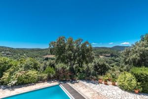 une image d'une villa avec une piscine et des arbres dans l'établissement Hôtel La Boulangerie, à Grimaud