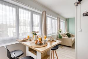 uma sala de jantar com uma mesa com pratos de comida em Appartement à Evry, cossu, avec parking em Évry-les-Châteaux