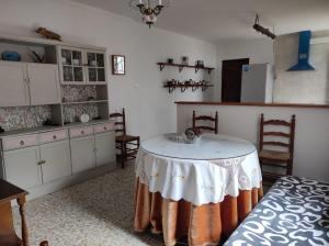 uma cozinha com uma mesa no meio de uma sala em Casa Rural Villagarcia em El Real de la Jara