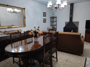uma sala de jantar com uma mesa e um sofá em Casa Rural Villagarcia em El Real de la Jara