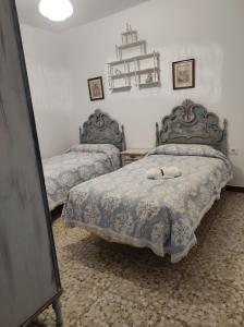 um quarto com 2 camas e toalhas brancas em Casa Rural Villagarcia em El Real de la Jara