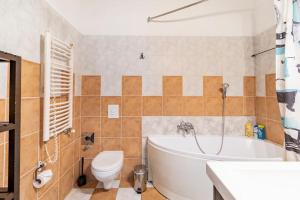 A bathroom at Quiet Home at Synagogue