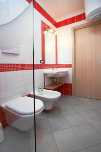 ロゾリーナ・マーレにあるResidence El Patioのバスルーム(トイレ、洗面台付)