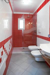 ロゾリーナ・マーレにあるResidence El Patioのバスルーム(シャワー、トイレ、シンク付)