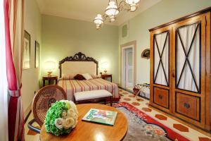A bed or beds in a room at Villa Il Sasso - Dimora d'Epoca
