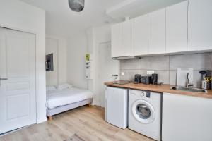 cocina con lavadora y secadora en una habitación en Cosy Residence Paris Sud, en Ivry-sur-Seine