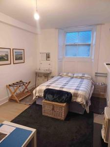 een slaapkamer met een bed, een raam en een tafel bij The Wee Room -Stay Where All St Andrews is on the Doorstep! in Fife