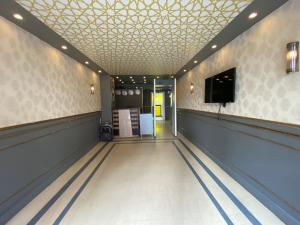 een lege bowlingbaan met een tv aan de muur bij Pin Suite Hotel in Kırac