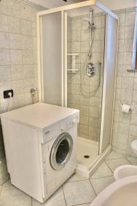 pralka w łazience z prysznicem w obiekcie Casa Severina w Livigno