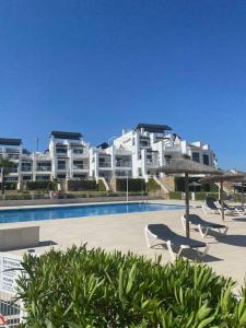 Bazén v ubytování Beachfront Apartment with Direct Beach Access nebo v jeho okolí