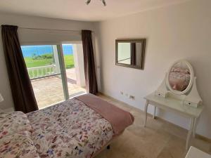 Postel nebo postele na pokoji v ubytování Beachfront Apartment with Direct Beach Access