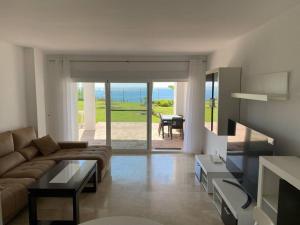 Posezení v ubytování Beachfront Apartment with Direct Beach Access
