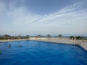 Bazén v ubytování Beachfront Apartment with Direct Beach Access nebo v jeho okolí