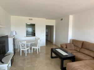Posezení v ubytování Beachfront Apartment with Direct Beach Access