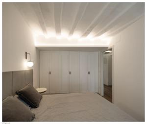 um quarto com uma cama e um tecto branco em Casa del Encierro - Estafeta em Pamplona