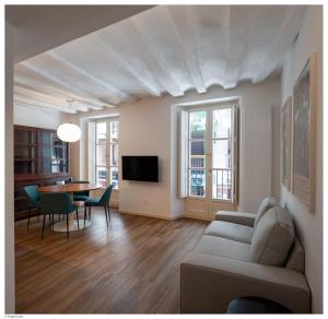 uma sala de estar com um sofá e uma mesa em Casa del Encierro - Estafeta em Pamplona