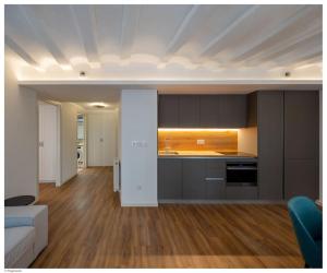 um quarto com uma cozinha e uma sala de estar em Casa del Encierro - Estafeta em Pamplona