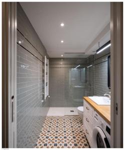 e bagno con doccia, servizi igienici e lavandino. di Casa del Encierro - Estafeta a Pamplona