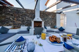 una mesa con platos de comida y copas de vino en Quinta Lagares, en Penacova