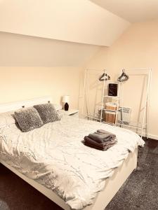 a bedroom with a large white bed with two lamps at Hodge Bower Holidays - Ironbridge, Squires in Ironbridge