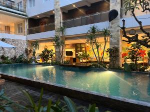 Bazén v ubytování Crystalkuta Hotel - Bali nebo v jeho okolí