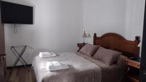 a bedroom with a bed with two towels on it at Luminoso Departamento Plaza Mitre, Shopping in Mar del Plata