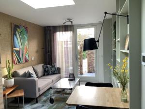 - un salon avec un canapé et une table dans l'établissement Atelier Zonnehoek, à Bergen