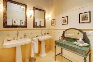 A bathroom at Villa Il Sasso - Dimora d'Epoca