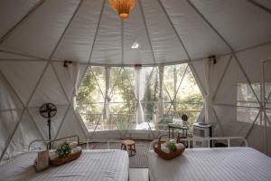 Кровать или кровати в номере เดอะริเวอร์ แม่กำปอง The River Maekampong Chiang Mai