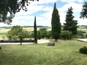 un parque con árboles y un banco en el césped en Stunning 21-Bed Cottage in La Sauvetat 2 houses, en La Sauvetat