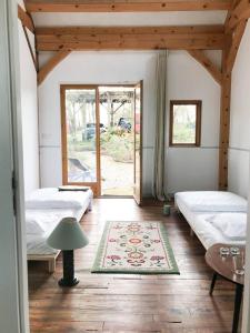 Habitación con 2 camas y alfombra en el suelo en Stunning 21-Bed Cottage in La Sauvetat 2 houses, en La Sauvetat