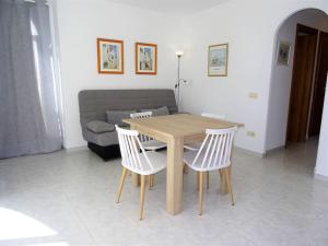 a wooden table and chairs in a living room at AL101 apartamento, céntrico y piscina in Alcossebre