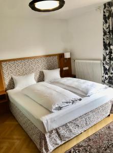 Łóżko lub łóżka w pokoju w obiekcie Zimmer & Appartements in der Gamlitzerstrasse