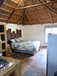 1 dormitorio con 1 cama en una habitación con techos de madera en Unique Overnight Polokwane en Polokwane