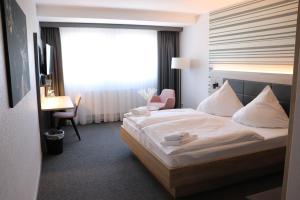 Tempat tidur dalam kamar di Hotel Restaurant Haus Zwicker