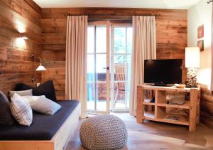 TV a/nebo společenská místnost v ubytování Chalet Tannenhof