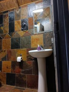 Ett badrum på Unique Overnight Polokwane