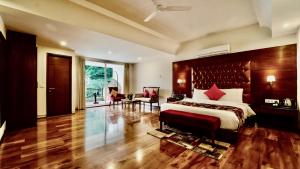 1 dormitorio con 1 cama, mesa y sillas en The Allure Grand Resort - A Riverside Resort and Spa, en Manali