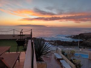 una villa con vistas al océano al atardecer en Great oportunity Costa Adeje Holiday apartment first sea line Free Wifi, en Callao Salvaje