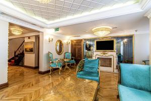 - un salon avec une cheminée et des chaises bleues dans l'établissement Glamorous Authentic Studio in Üsküdar, à Istanbul