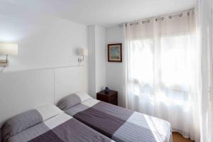Posteľ alebo postele v izbe v ubytovaní PRIMERISIMA LINEA DE MAR. HUTG 038644-53