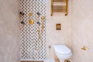 La salle de bains est pourvue d'une douche et de toilettes. dans l'établissement Glamorous Authentic Studio in Üsküdar, à Istanbul