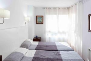 Posteľ alebo postele v izbe v ubytovaní PRIMERISIMA LINEA DE MAR. HUTG 038644-53