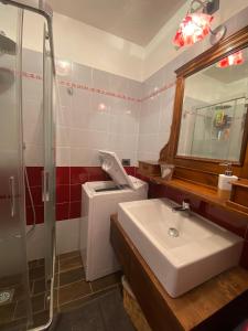 a bathroom with a sink and a shower at Hostdomus - Grand Villard Suite in Sauze d'Oulx