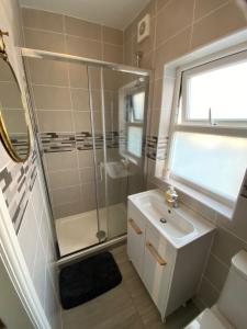 a bathroom with a shower toilet and a sink at London Road Flats - Free WIFI, washing machine, smart TV, easy access to A50 in Derby