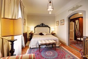 A bed or beds in a room at Villa Il Sasso - Dimora d'Epoca