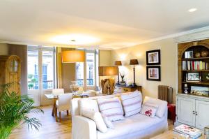 - un salon avec un canapé blanc et une table dans l'établissement Turenne - Appartement 1 chambre proche du Jardin Public, à Bordeaux