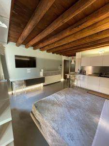 sala de estar amplia con cama grande y cocina en City Live, en Rovigo