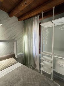 ein Schlafzimmer mit einem Bett und einem Bücherregal in der Unterkunft City Live in Rovigo